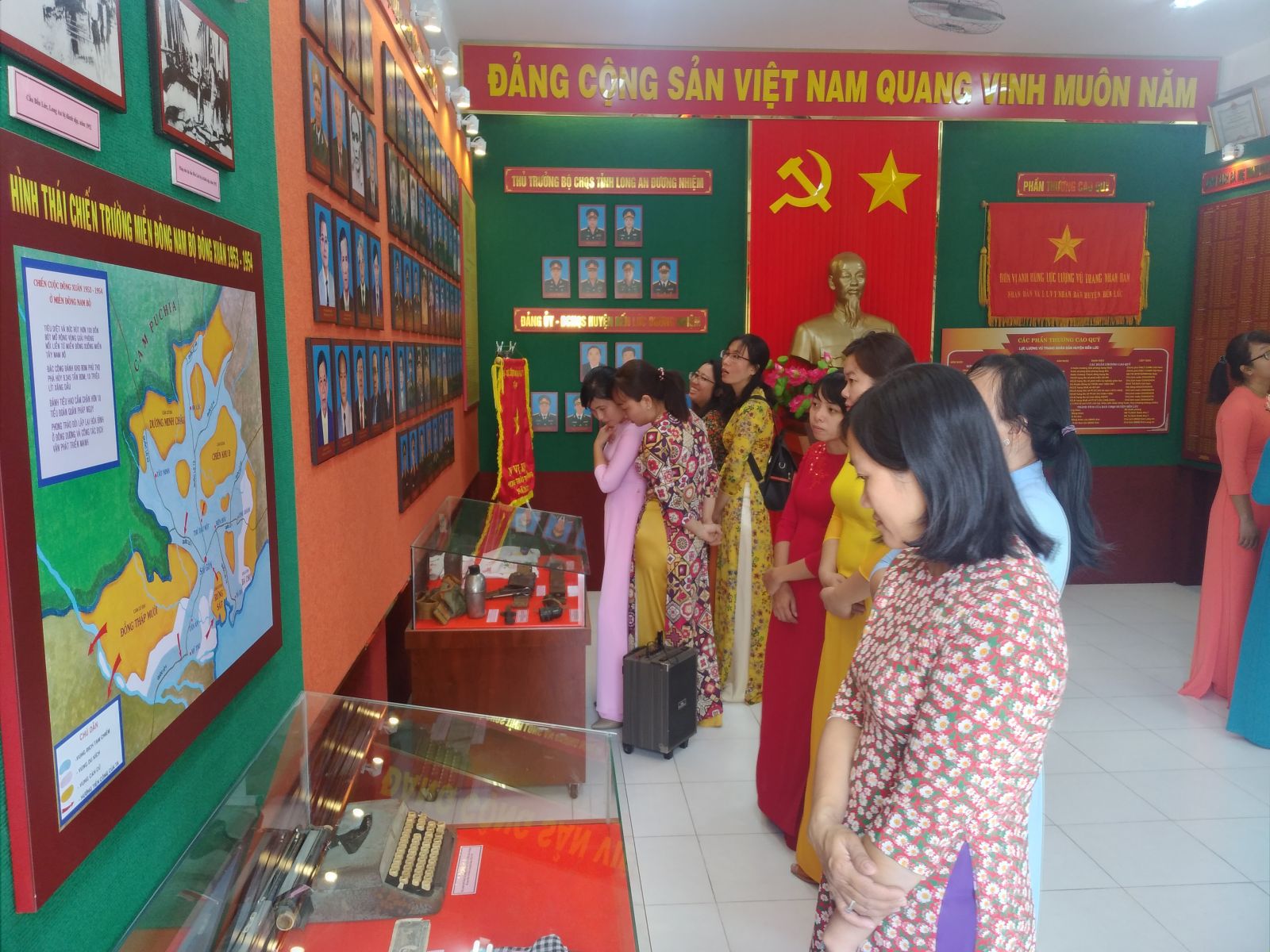 Kỷ vật thêu tay của nữ tù chính trị Côn Đảo Trong năm 2020, Phòng truyền thống Huyện đội Bến Lức đã đón hơn 1.000 lượt khách đến tham quan
