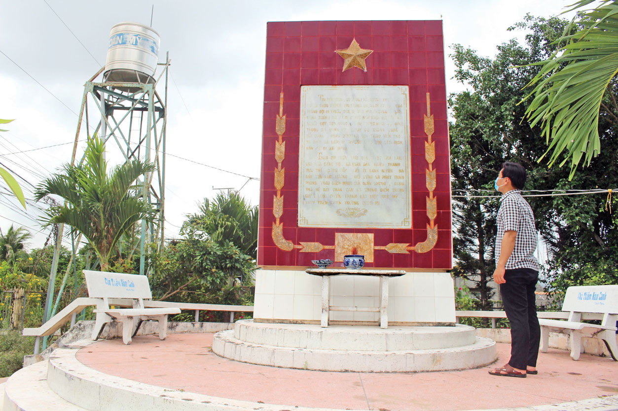 Bia chiến thắng Cù Tròn (ấp Tân Long, xã Thanh Phú Long) là một địa chỉ đỏ, nhắc nhở thế hệ trẻ về truyền thống cách mạng của ông cha ta