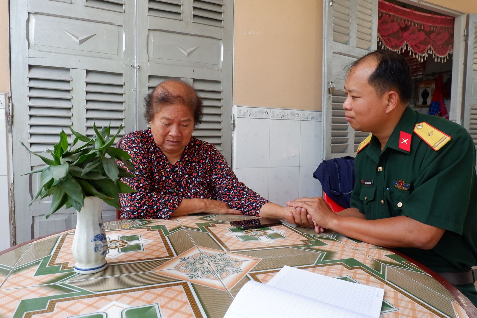 Kỷ vật thêu tay của nữ tù chính trị Côn Đảo Bà Nguyễn Thị Ngọc Khọn kể về ký ức lúc bị giam cầm với Thiếu tá Nguyễn Quốc Khánh - Chính trị viên phó Ban Chỉ huy Quân sự huyện Bến Lức