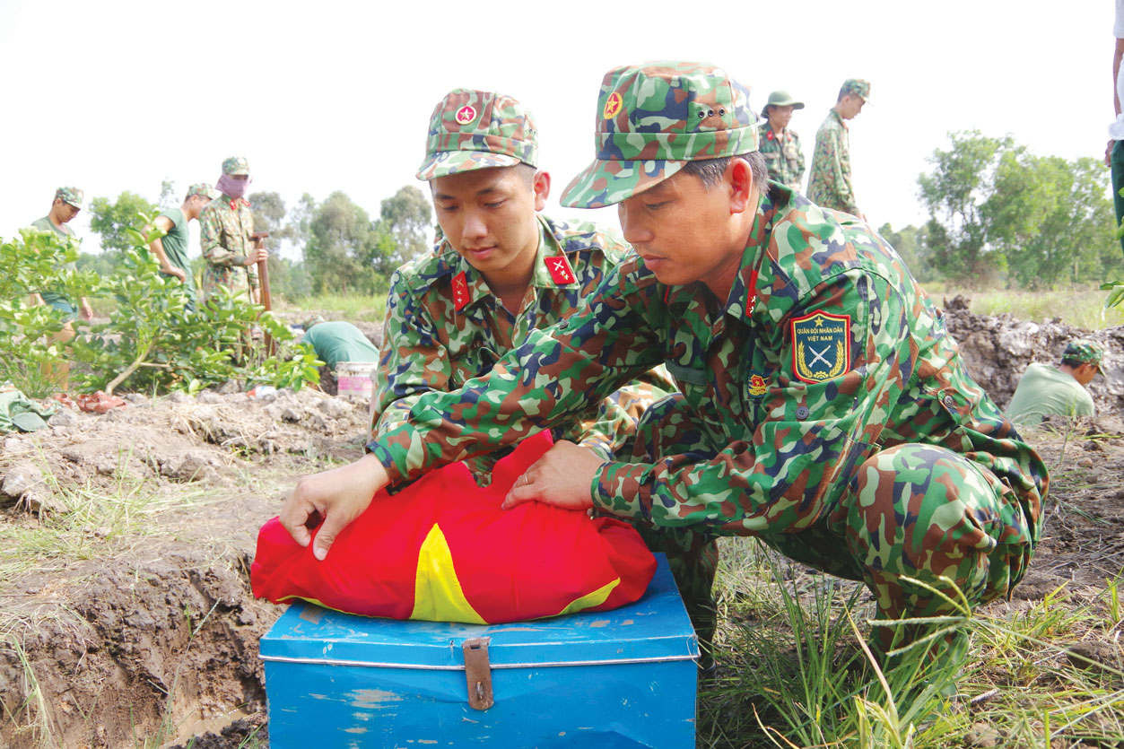 Hài cốt anh hùng liệt sĩ được bao bọc trong lá cờ Tổ quốc