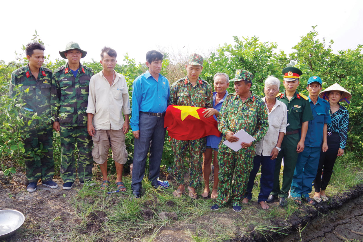 Chính quyền địa phương và người dân đến đón hài cốt liệt sĩ tại nơi quy tập