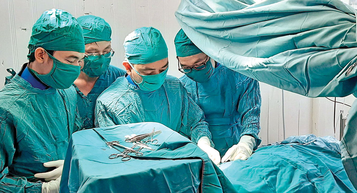 Bác sĩ Nguyễn Trung Hiếu  (thứ 2, từ phải qua) cùng các đồng nghiệp trong một ca phẫu thuật cho bệnh nhân