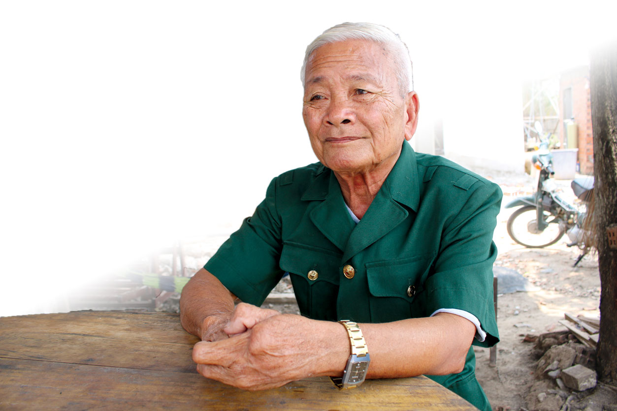 Dù tuổi cao nhưng ông Nguyễn Văn Cậy vẫn nhớ rất rõ  những năm tháng hào hùng của tuổi trẻ