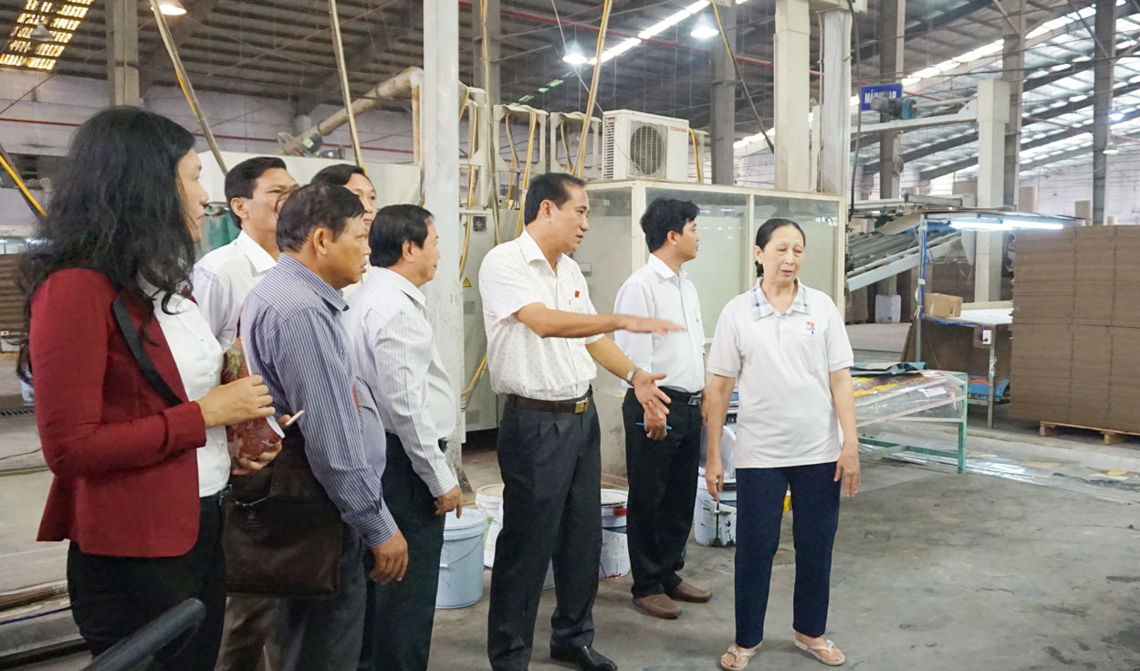 Kỳ vọng nhiệm kỳ mới tiếp tục có nhiều đột phá Nguyên Phó Chủ tịch HĐND tỉnh - Nguyễn Thanh Cang (thứ 3, phải qua) giám sát về môi trường tại các khu, cụm công nghiệp