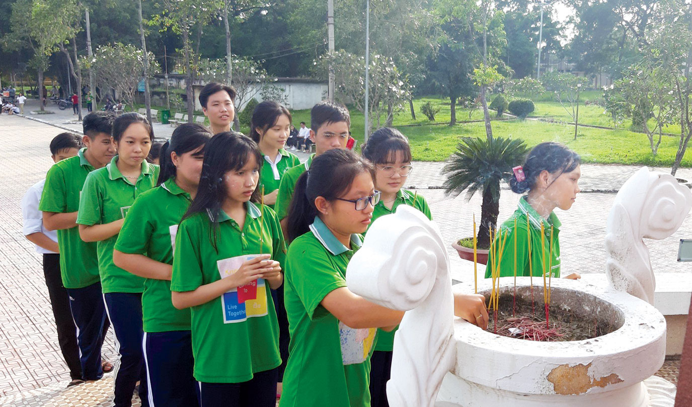 Học sinh  dâng hương tại tượng đài đồng chí  Võ Văn Tần