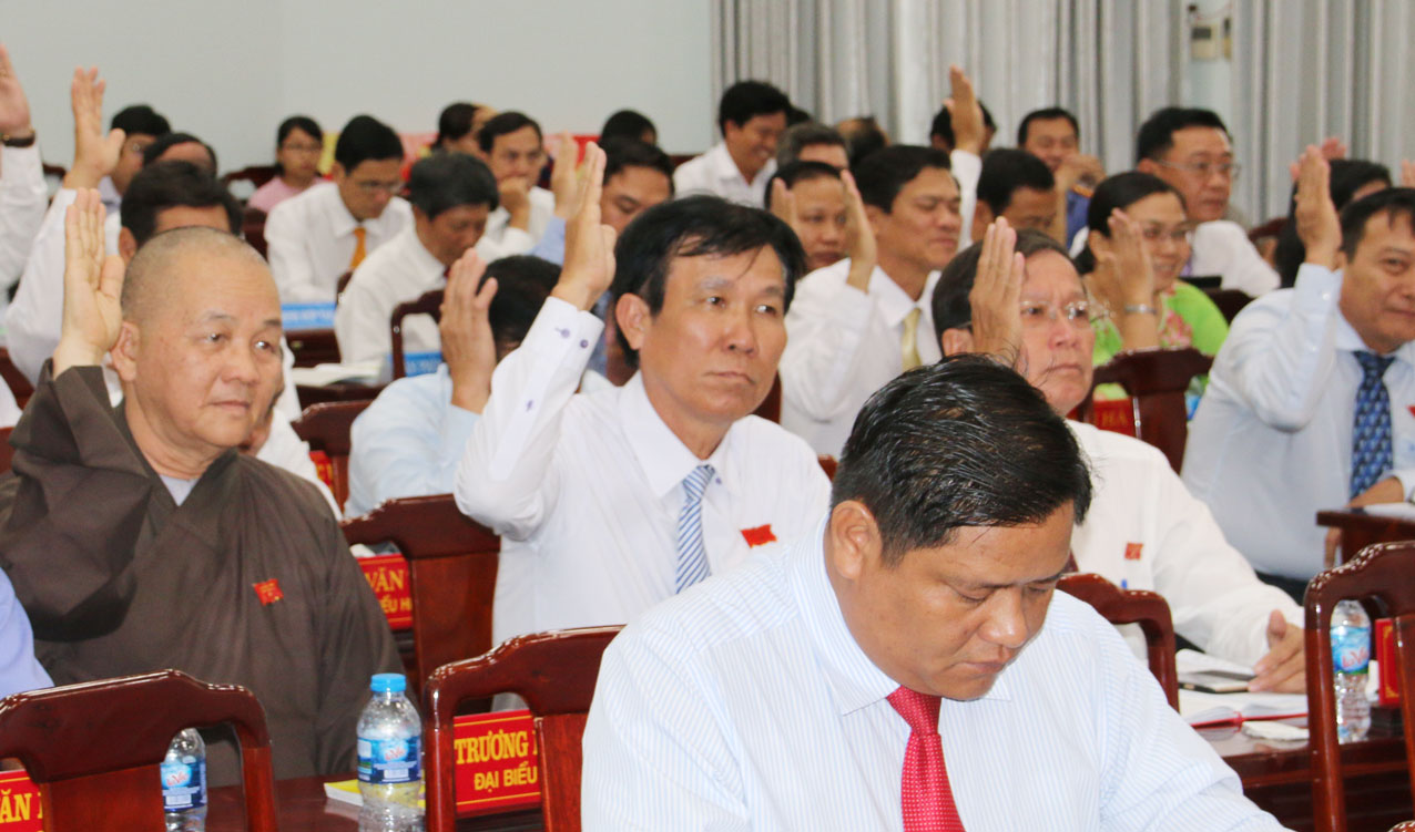 Kỳ vọng nhiệm kỳ mới tiếp tục có nhiều đột phá Đại biểu Trần Minh Mẫn (bàn 2, bìa trái) biểu quyết tại kỳ họp Đại biểu Trần Minh Mẫn (bàn 2, thứ 2, trái qua) biểu quyết tại kỳ họp