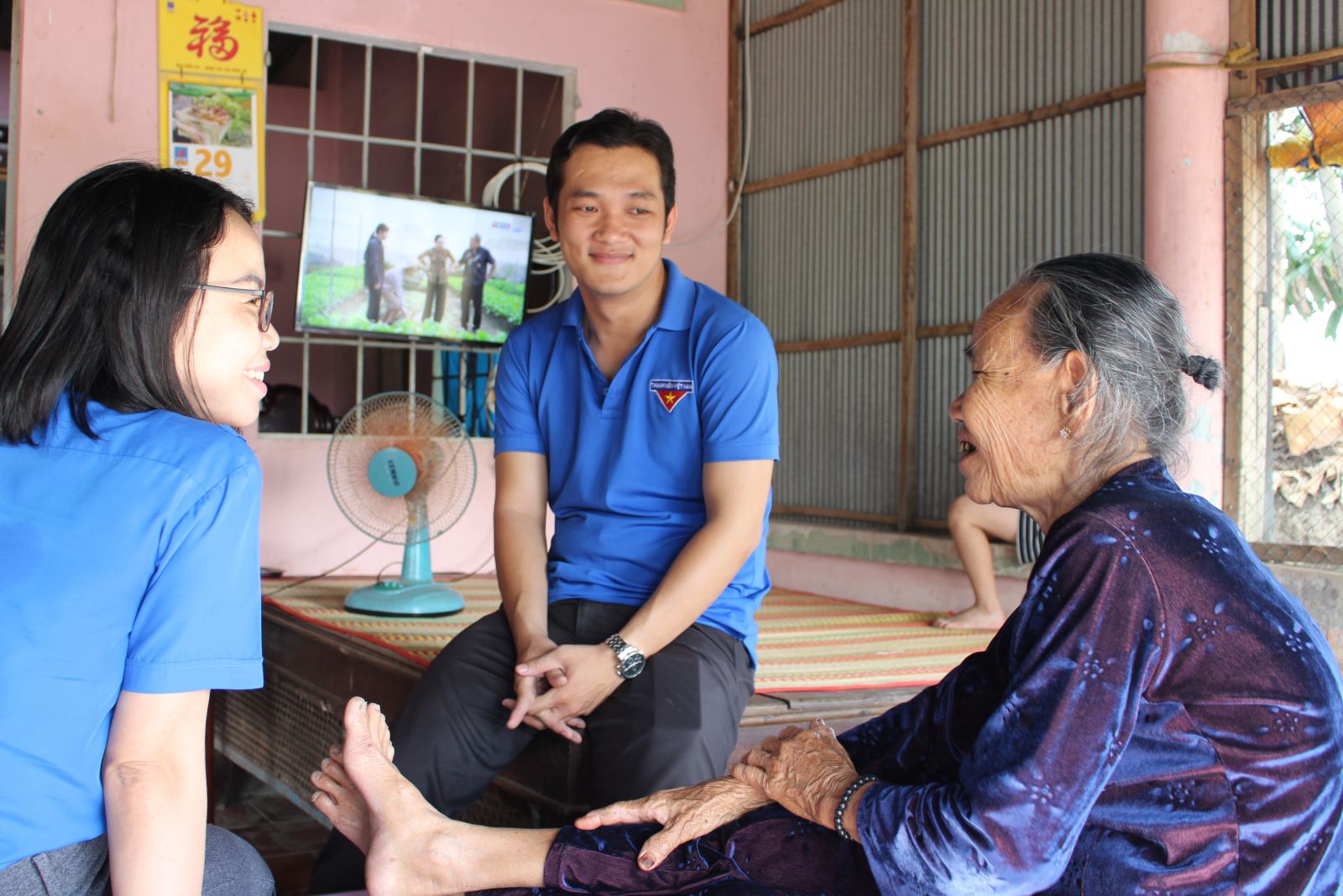Mẹ Việt Nam Anh hùng Nguyễn Thị Nâu bày tỏ niềm vui trước sự đổi thay, phát triển của địa phương