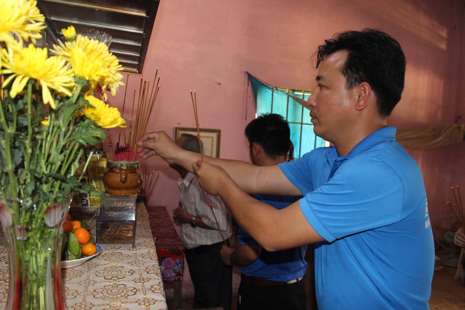 Đoàn cơ sở Tỉnh đoàn thường xuyên đến thăm, thắp hương chồng và 2 con của Mẹ Việt Nam Anh hùng Nguyễn Thị Nâu