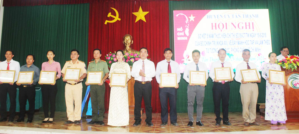 Tân Thạnh: Khen thưởng 22 tập thể và 45 cá nhân trong học tập và làm theo gương Bác