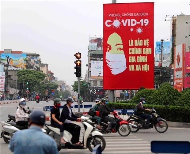 Tranh cổ động tuyên truyền về COVID-19 được đặt ở các điểm nút giao thông của Hà Nội. (Ảnh: Thanh Tùng/TTXVN)