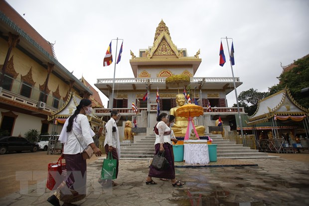 Người dân đeo khẩu trang phòng lây nhiễm COVID-19 tại Phnom Penh, Campuchia. (Ảnh: THX/TTXVN)