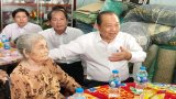 Phó Thủ tướng Trương Hòa Bình thăm gia đình chính sách huyện Bến Lức