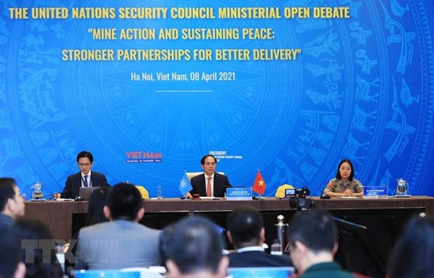 Foreign Minister Bui Thanh Son (C) chair UNSC's open debate on mine action (Photo: VNA)