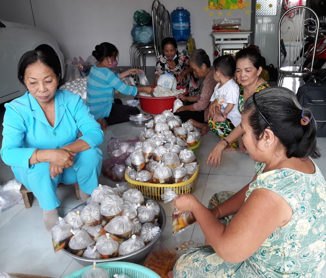 Những suất cơm, suất cháo trao tặng chính là tình cảm, sự sẻ chia của những tấm lòng nhân ái, thể hiện tình yêu thương giữa con người với nhau