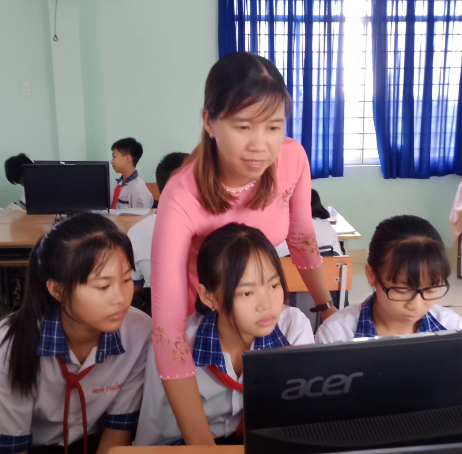 Lan tỏa những mô hình, điển hình học tập và làm theo gương Bác Cô Bùi Thị Mỹ Tiên để cho học sinh tự khám phá trên máy tính trong các tiết học nhằm giúp các em gắn lý thuyết với thực tiễn