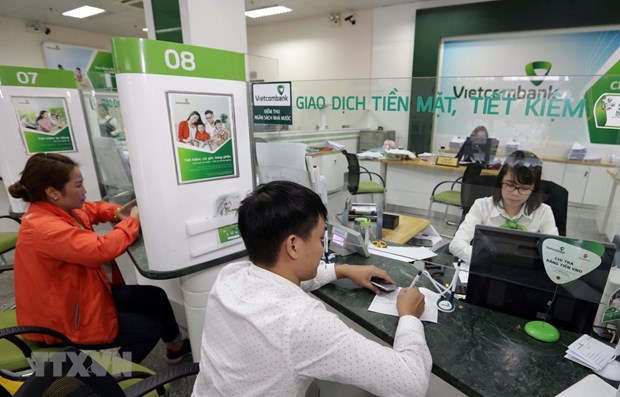 Những chính sách kinh tế mới có hiệu lực từ tháng 5/2021 Giao dịch tại Vietcombank (Nguồn TTXVN)