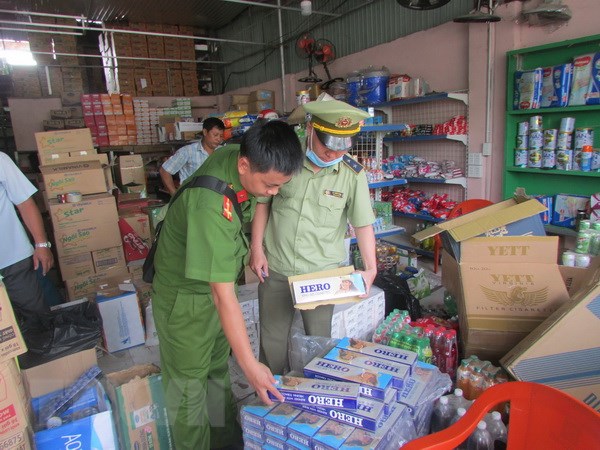 Những chính sách kinh tế mới có hiệu lực từ tháng 5/2021 Kiểm tra số thuốc lá nhập lậu. (Ảnh: TTXVN phát)