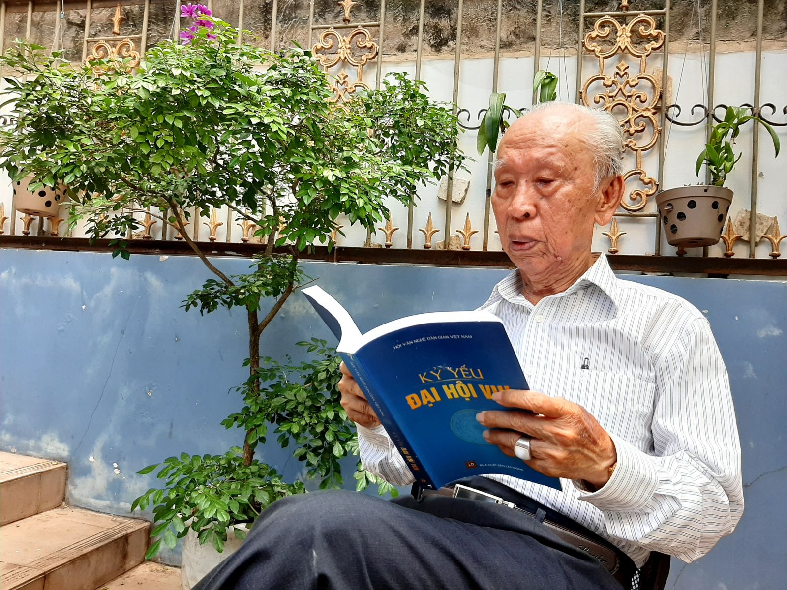 Trong giới nghiên cứu văn nghệ dân gian của tỉnh nhà, có lẽ ông Phan Văn Phấn là một trong số ít cây viết chủ lực, có nhiều tác phẩm biên khảo và sưu khảo có giá trị văn hóa, được bạn đọc đón nhận