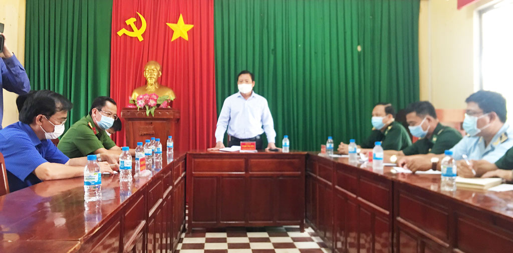 Vice Chairman of the Provincial People's Committee - Pham Tan Hoa highly appreciated the spirit of overcoming difficulties and responsibility of the officers and soldiers of the forces on the border line