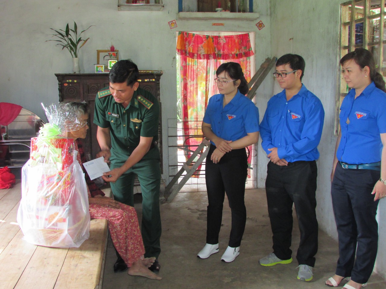 Đoàn viên, thanh niên Đồn Biên phòng Mỹ Thạnh Tây hỗ trợ gia đình có hoàn cảnh đặc biệt khó khăn