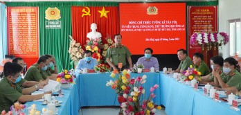 Thiếu tướng Lê Tấn Tới – Thứ trưởng Bộ Công an làm việc với Công an huyện Đức Huệ