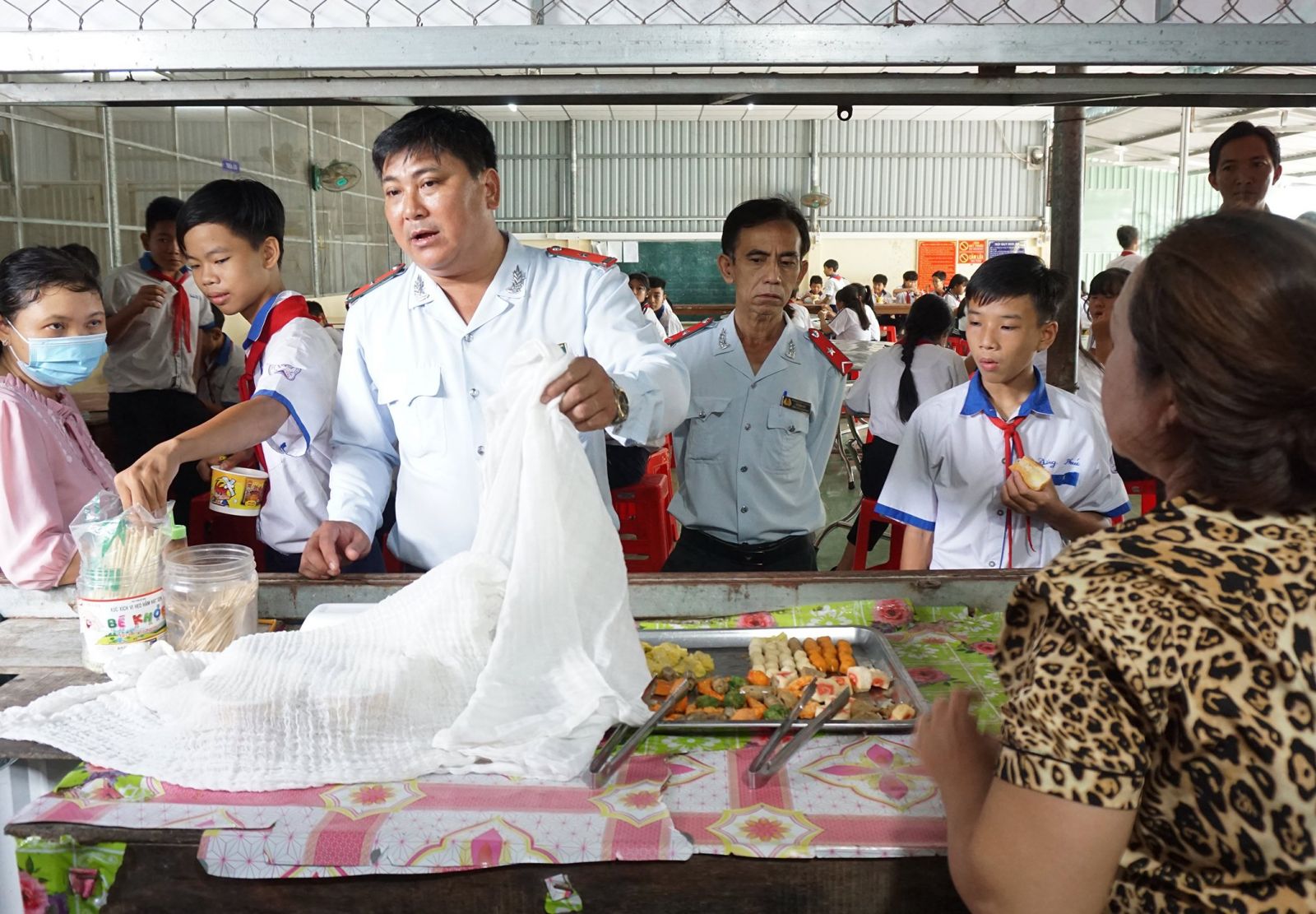 Quyết tâm ngăn chặn thực phẩm không an toàn, kém chất lượng