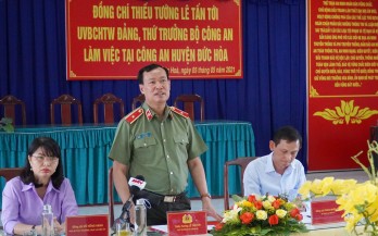 Thiếu tướng Lê Tấn Tới - Thứ trưởng Bộ Công an làm việc với Công an huyện Đức Hòa