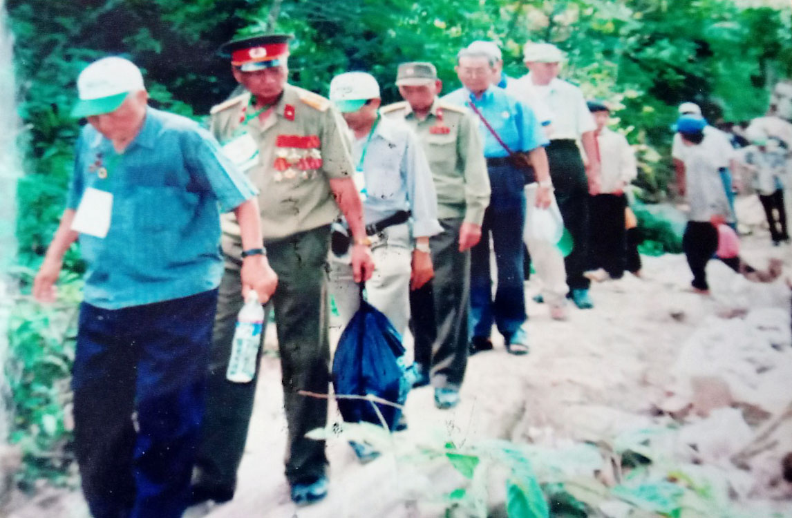Đoàn cựu chiến sĩ Điện Biên lên thăm hầm Đại tướng Tổng Tư lệnh - Võ Nguyên Giáp trên đồi Mường Phăng