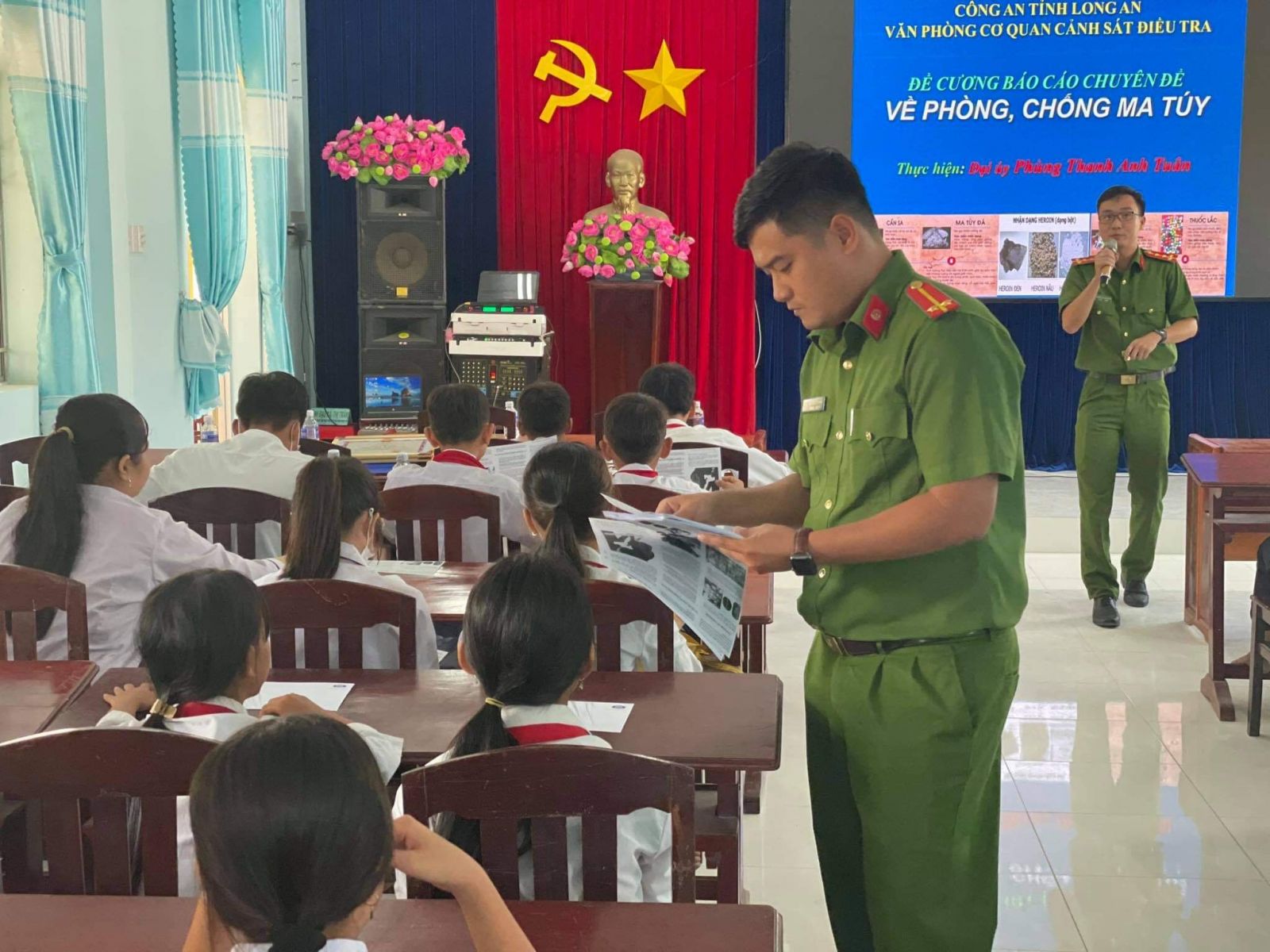 Đại úy Phùng Thanh Anh Tuân tuyên truyền pháp luật về phòng, chống ma túy cho thanh, thiếu niên tại xã Bình Phong Thạnh, huyện Mộc Hóa