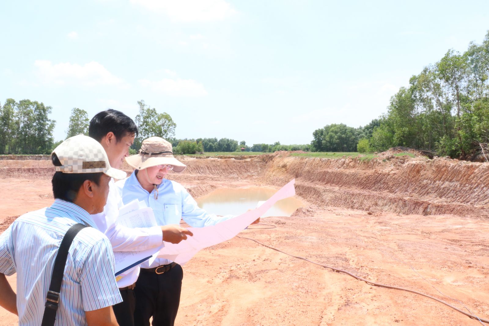 Đoàn kiểm tra do Giám đốc Sở Tài nguyên và Môi trường - Võ Minh Thành (trong cùng) làm Trưởng đoàn kiểm tra hoạt động khai thác khoáng sản tại địa bàn huyện Đức Huệ (Ảnh chụp ngày 02/5/2021)