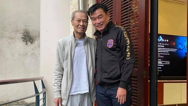 Huấn luyện viên Lê Thụy Hải chụp ảnh cùng huấn luyện viên Phan Thanh Hùng.