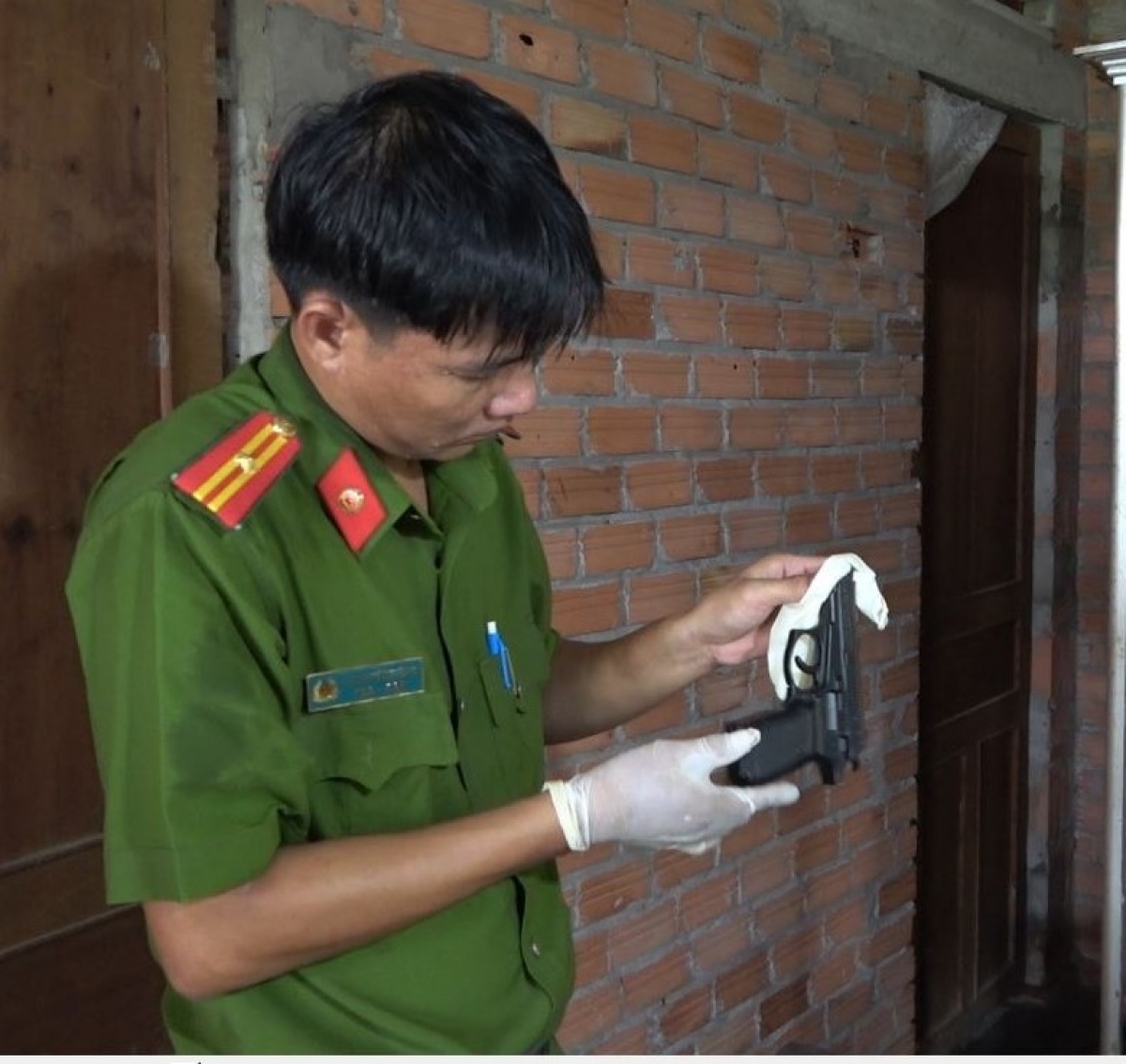 Khẩu súng cơ quan công an phát hiện tại nơi ở của Nguyễn Văn Phương.