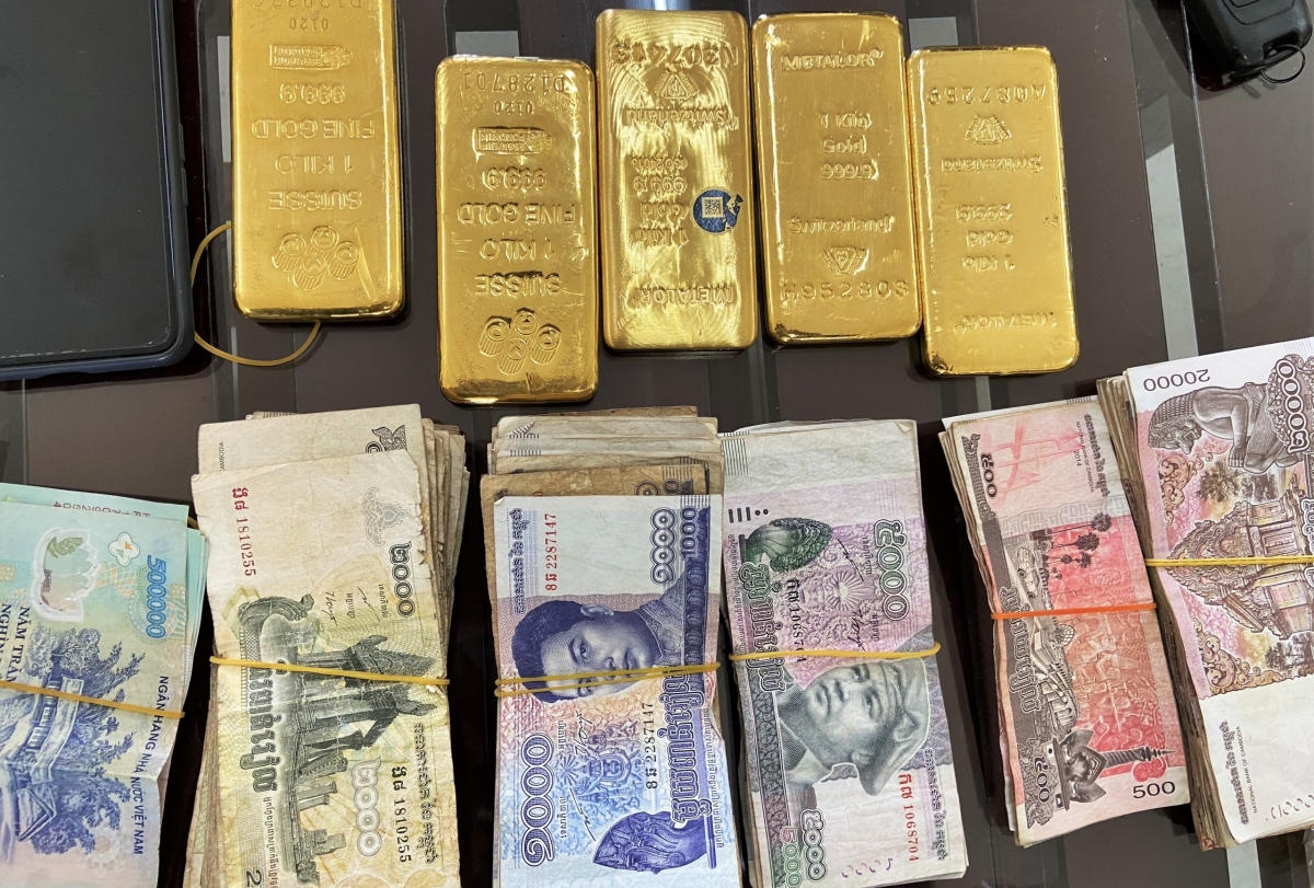 Tang vật khoảng 5kg kim loại nghi là vàng và 1,040 triệu tiền Riel (tiền Campuchia), 1 điện thoại di động và một số giấy tờ tùy thân.