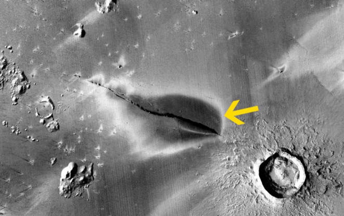 Lớp trầm tích sao hỏa quanh một vết nứt ở Cerberus Fossae. Ảnh: NASA