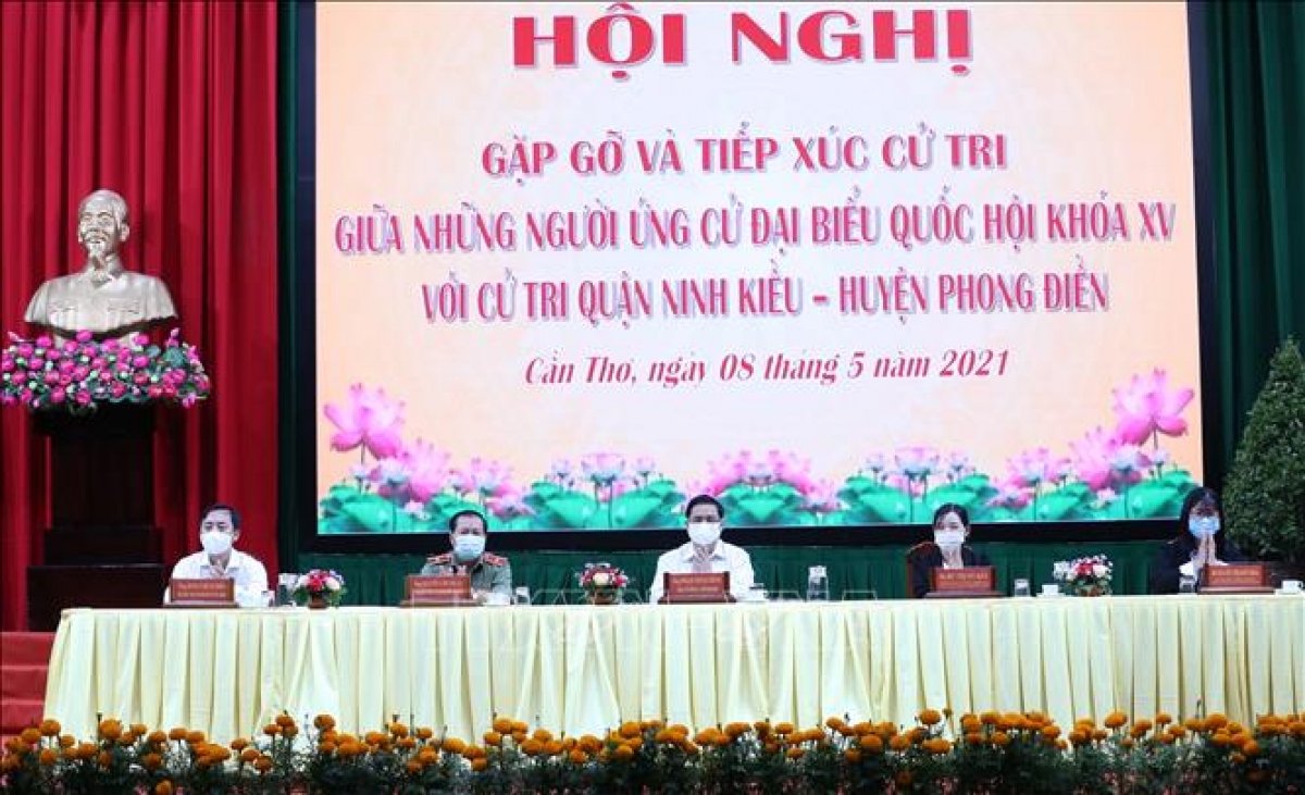 Thủ tướng Phạm Minh Chính cùng các ứng cử viên đại biểu Quốc hội khóa XV tại hội nghị. Ảnh: TTXVN