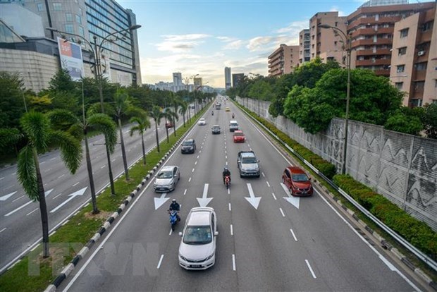 Malaysia’s GDP fall likely to ease in Q1 on rising exports Vehicles move on a road in Kuala Lumpur capital of Malaysia (Photo: Xinhua/VNA)