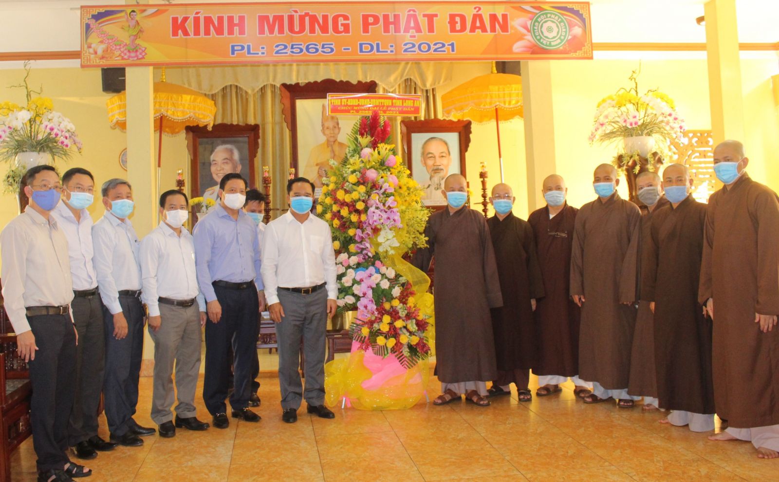 Secretary of Provincial Party Committee - Nguyen Van Duoc congratulates Vesak Day On this occasion, provincial leaders presents flowers to congratulate the Executive Committee of Vietnam Buddhist Sangha of Long An province