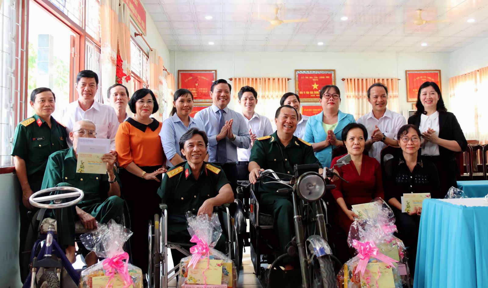 Phó Chủ tịch  UBND tỉnh - Phạm Tấn Hòa thăm, tặng quà thương binh nặng ở ấp Long Đất nhân dịp Tết Nguyên đán 2021 (Ảnh: Kim Ngọc)