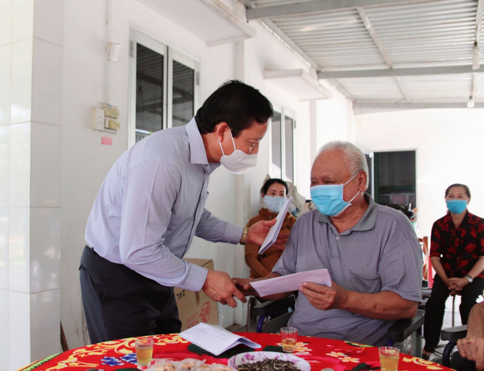 Long An thực hiện tốt công tác “đền ơn đáp nghĩa” và các chính sách an sinh xã hội Phó Chủ tịch UBND tỉnh - Phạm Tấn Hòa thăm, tặng quà gia đình chính sách, người có công với cách mạng (Ảnh: Kim Ngọc)