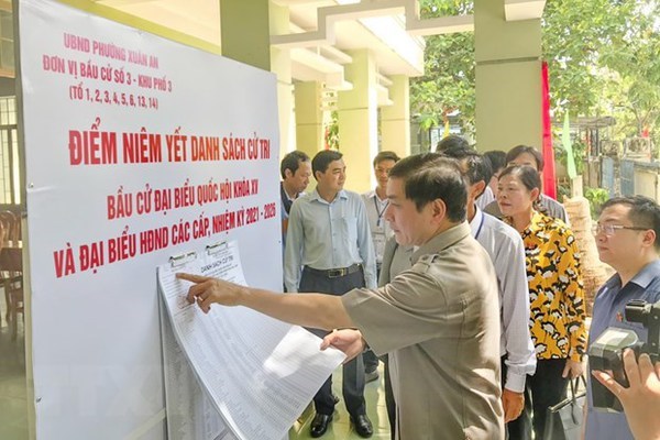 Vietnam ready for Election Day on May 23 Bui Van Cuong, General Secretary of the National Assembly and Head of the NA Office inspects the election preparations in Xuan An ward, Phan Thiet district of Binh Thuan province (Photo: VNA)