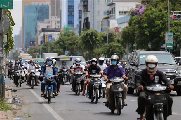 Người dân Phnom Penh tham gia giao thông bình thường tại khu vực được phép di chuyển sau khi thành phố dỡ bỏ lệnh phong tỏa. (Ảnh: Nguyễn Vũ Hùng/TTXVN)