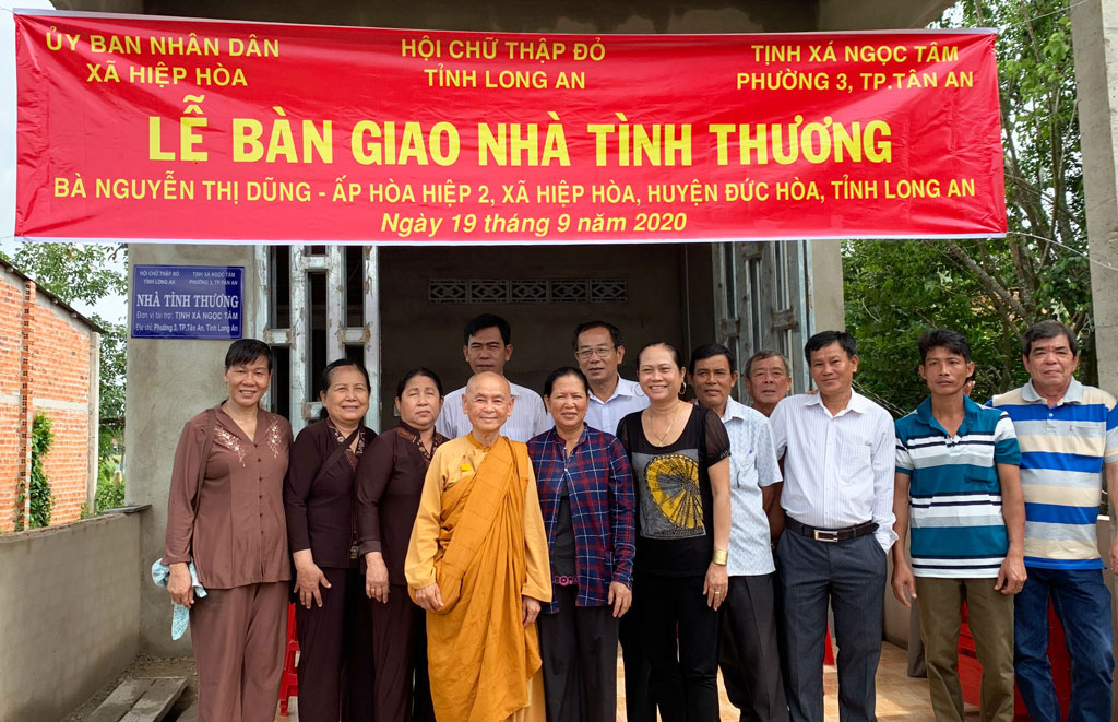 Tịnh xá Ngọc Tâm hỗ trợ nhà tình thương cho hộ bà Nguyễn Thị Dũng (ấp Hòa Hiệp 2, xã Hiệp Hòa, huyện Đức Hòa). (Ảnh BĐ)