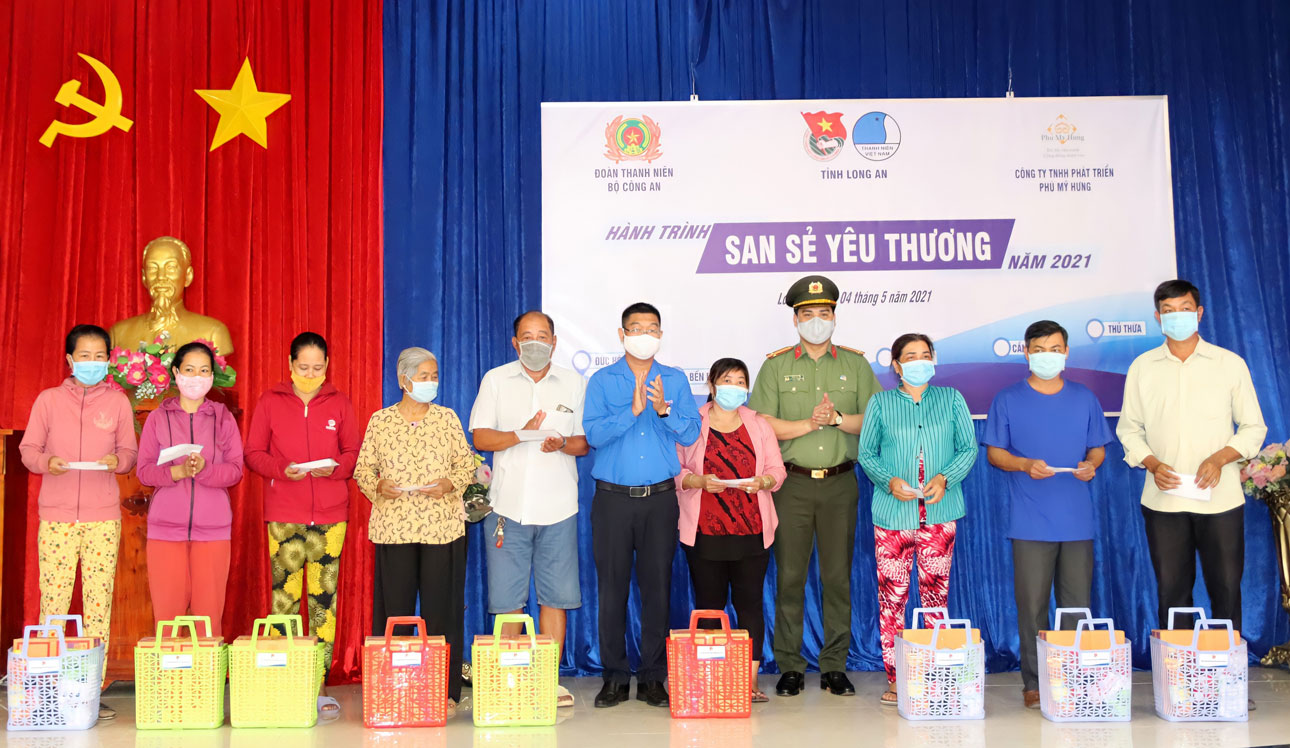 Bí thư Đoàn Thanh niên Bộ Công an - Đồng Đức Vũ và Bí thư Tỉnh đoàn - Võ Trần Tuấn Thanh tặng quà cho người dân có hoàn cảnh khó khăn