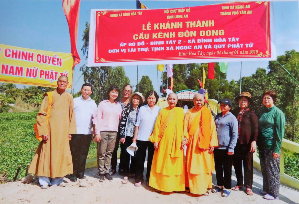 Tịnh xá Ngọc An trong lễ khánh thành cầu tại xã Bình Hòa Tây, huyện Mộc Hóa