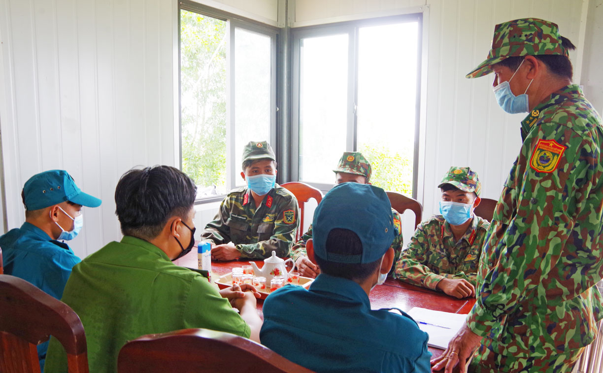 Tình nguyện lên tuyến đầu chống dịch Chốt phòng, chống dịch 225 trên địa bàn xã Thái Trị triển khai nhiệm vụ cho các lực lượng