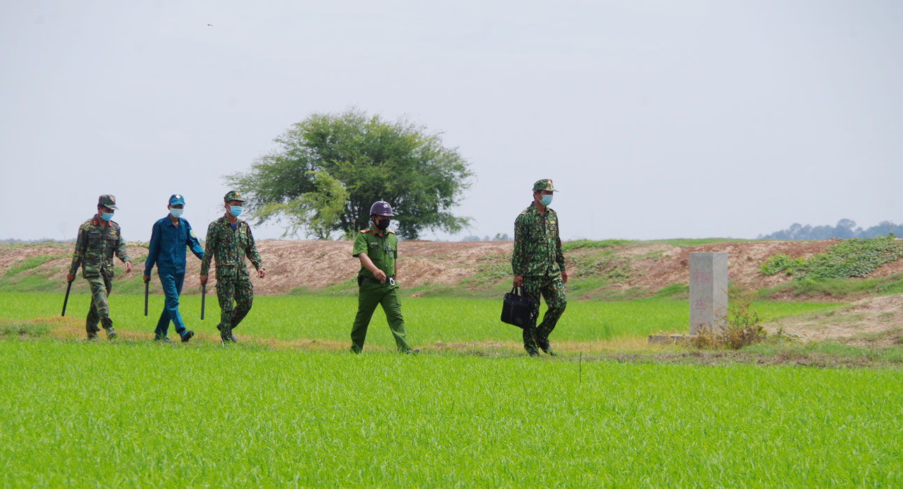 Tình nguyện lên tuyến đầu chống dịch Cán bộ, chiến sĩ chốt tuần tra trên tuyến biên giới