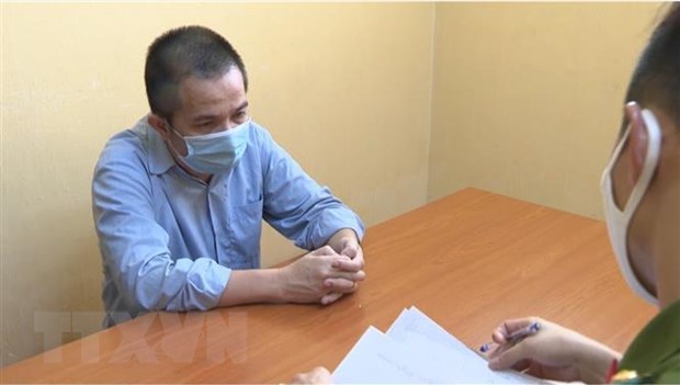 Công an khuyến cáo không tham gia các sàn giao dịch trái phép Bị can Vũ Đình Hùng (sinh năm 1983, trú tại Dương Quảng Hàm, phường 5, quận Gò Vấp, Thành phố Hồ Chí Minh) tại cơ quan công an. (Ảnh: TTXVN)