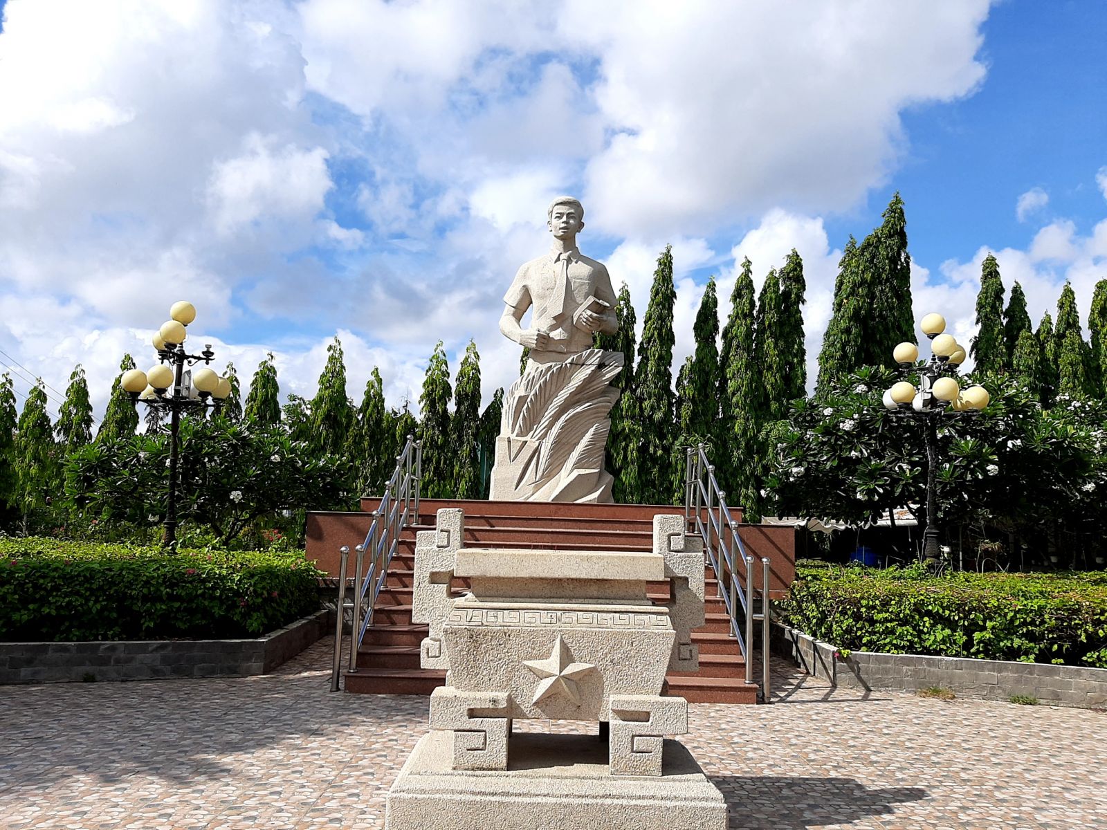 Công viên Nguyễn Thái Bình với bức tượng người anh hùng là lời nhắc nhở chân thực nhất về người thanh niên yêu nước, anh hùng, bất khuất - một tấm gương sáng cho thế hệ thanh niên ngày nay