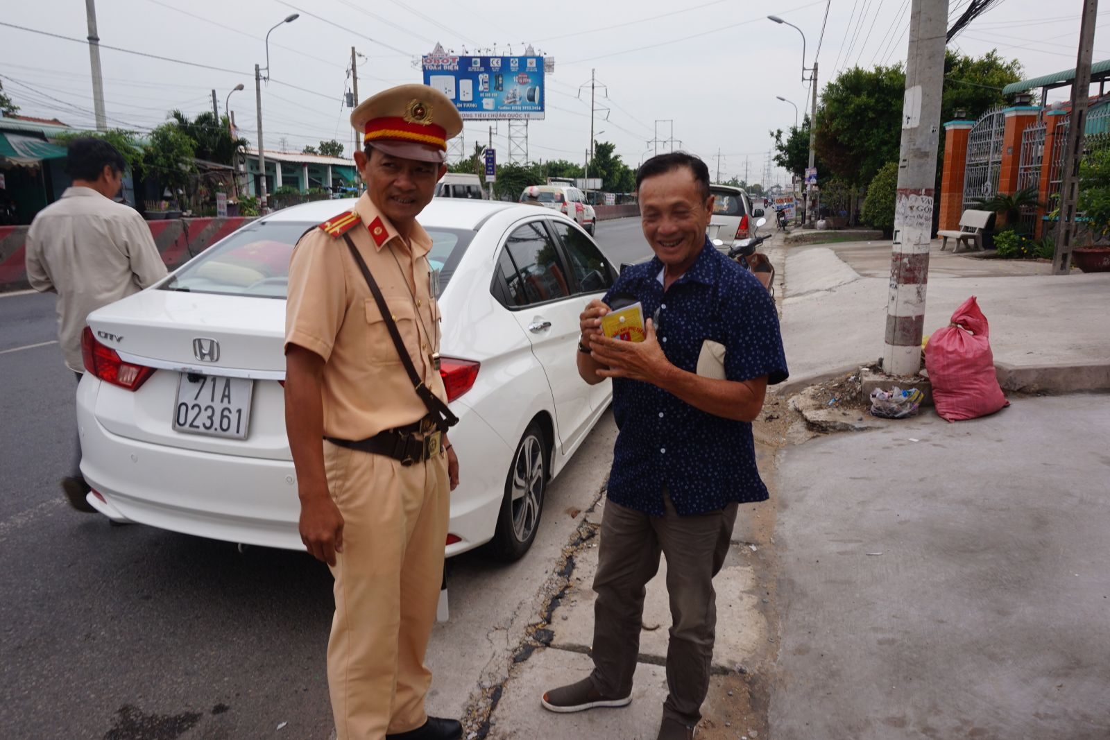 Luật Xử lý vi phạm hành chính liên quan đến nhiều lĩnh vực của đời sống người dân (Trong ảnh: Cảnh sát giao thông kiểm tra việc chấp hành Luật Giao thông đường bộ)
