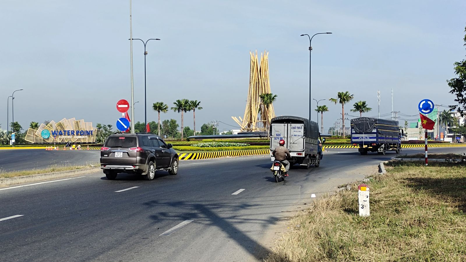 Long An tăng cường quy hoạch và tổ chức lại hệ thống giao thông cho phù hợp với phát triển kinh tế, khu đô thị, khu, cụm công nghiệp (Trong ảnh: Vòng xoay giao thông kết nối khu dân cư, khu công nghiệp với Đường tỉnh 830 và cao tốc TP.HCM - Trung Lương)